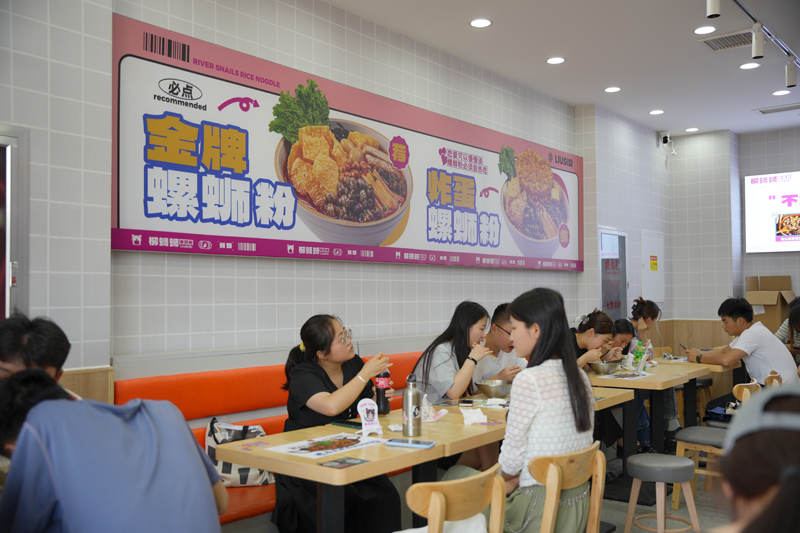 柳蛳蛳螺蛳粉加盟品牌总部会根据门店周边不同消费群的制定营销策略