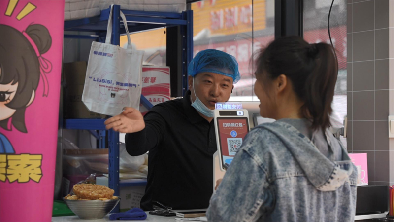 柳蛳蛳螺蛳粉品牌加盟店厨房炉灶明亮让食客吃的放心安心