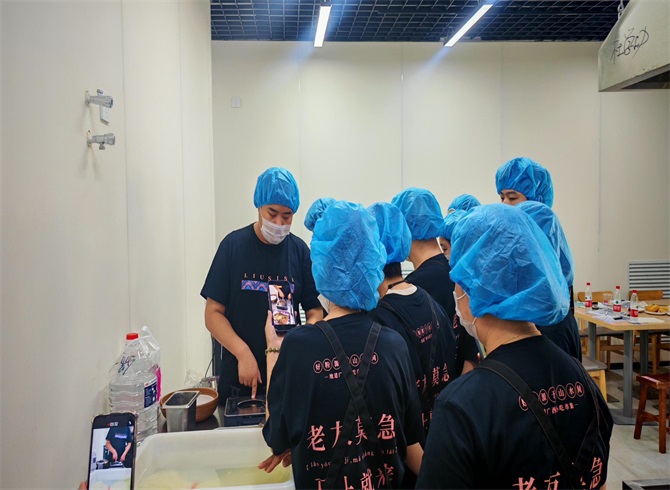 开一家螺蛳粉火锅店.jpg